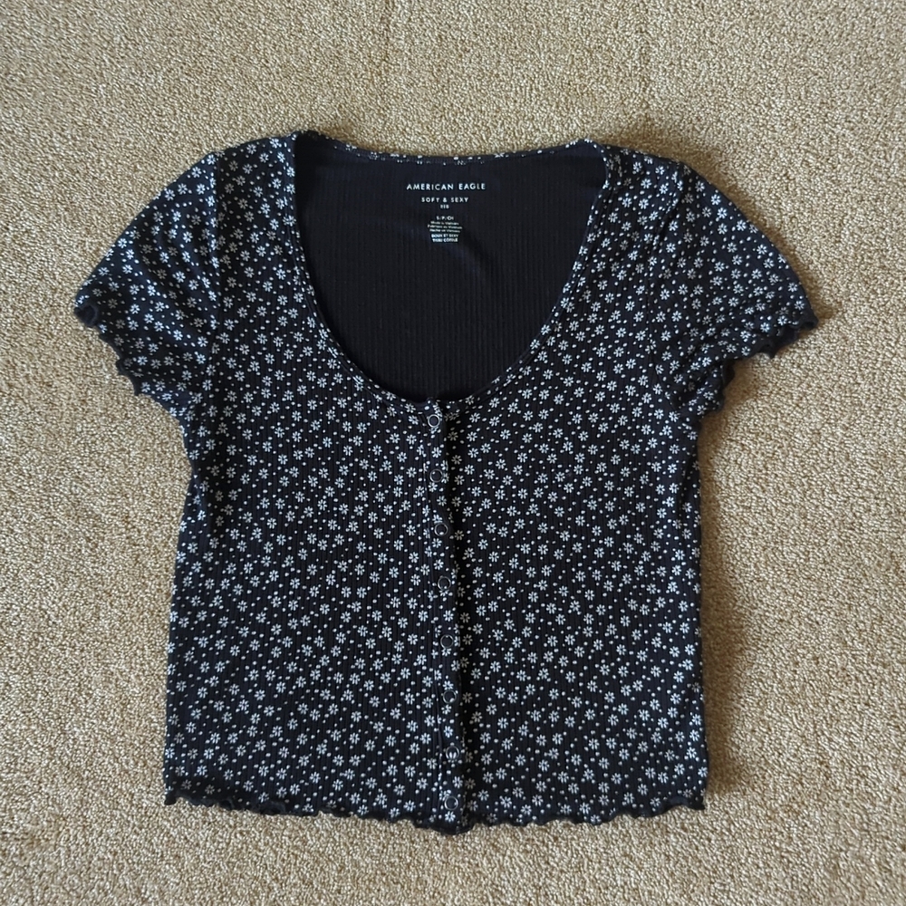 American Eagle Black And White Lettuce-Trim Button Tee Size S